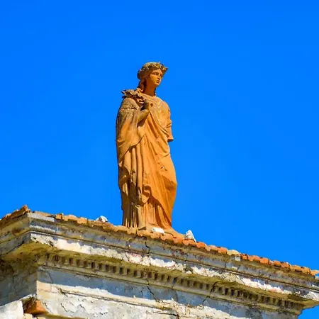 Lenio Paxos Villa *