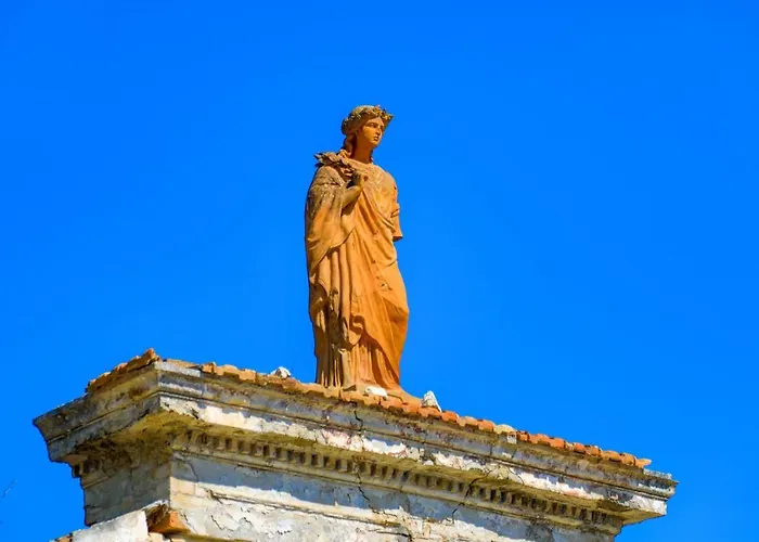 Lenio Paxos Villa *