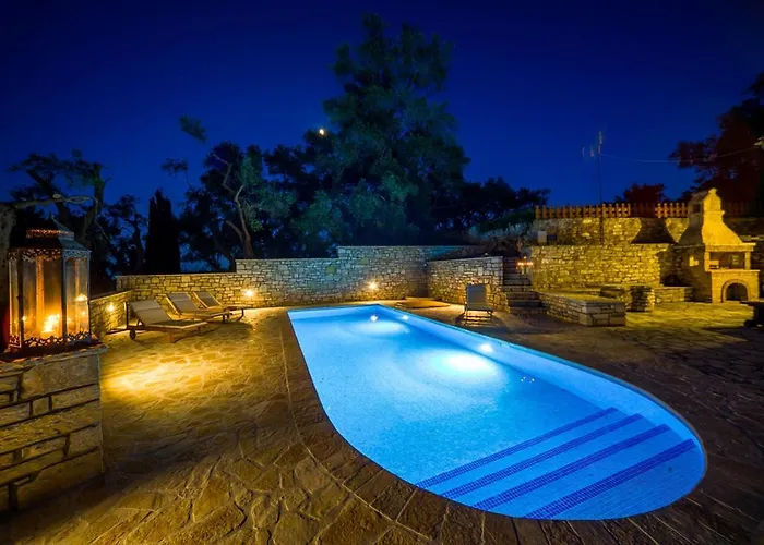 Lenio Paxos Villa *